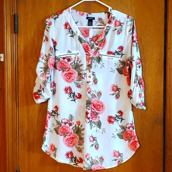 Rue21 Tops - RUE21 Floral V-Neck Tunic.